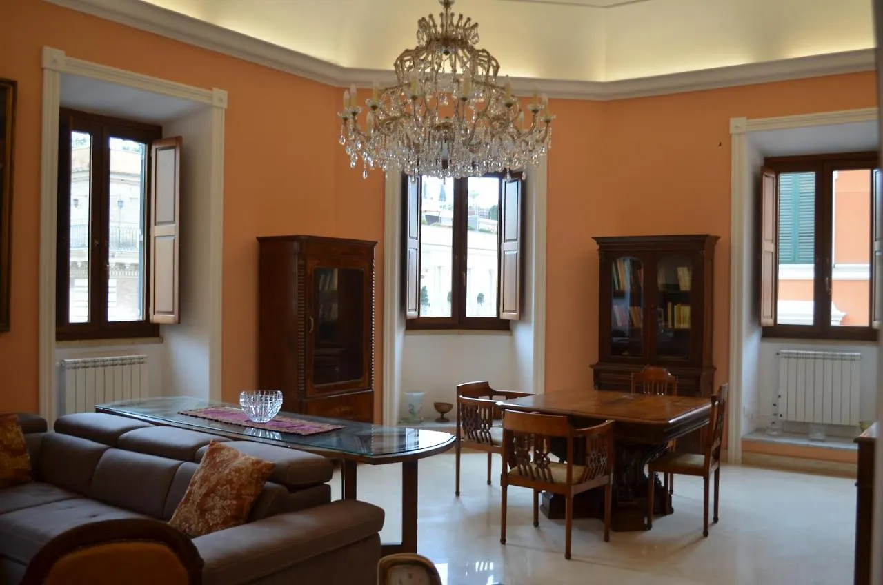 Elegante Appartamento Nel Centro Di Roma Italy